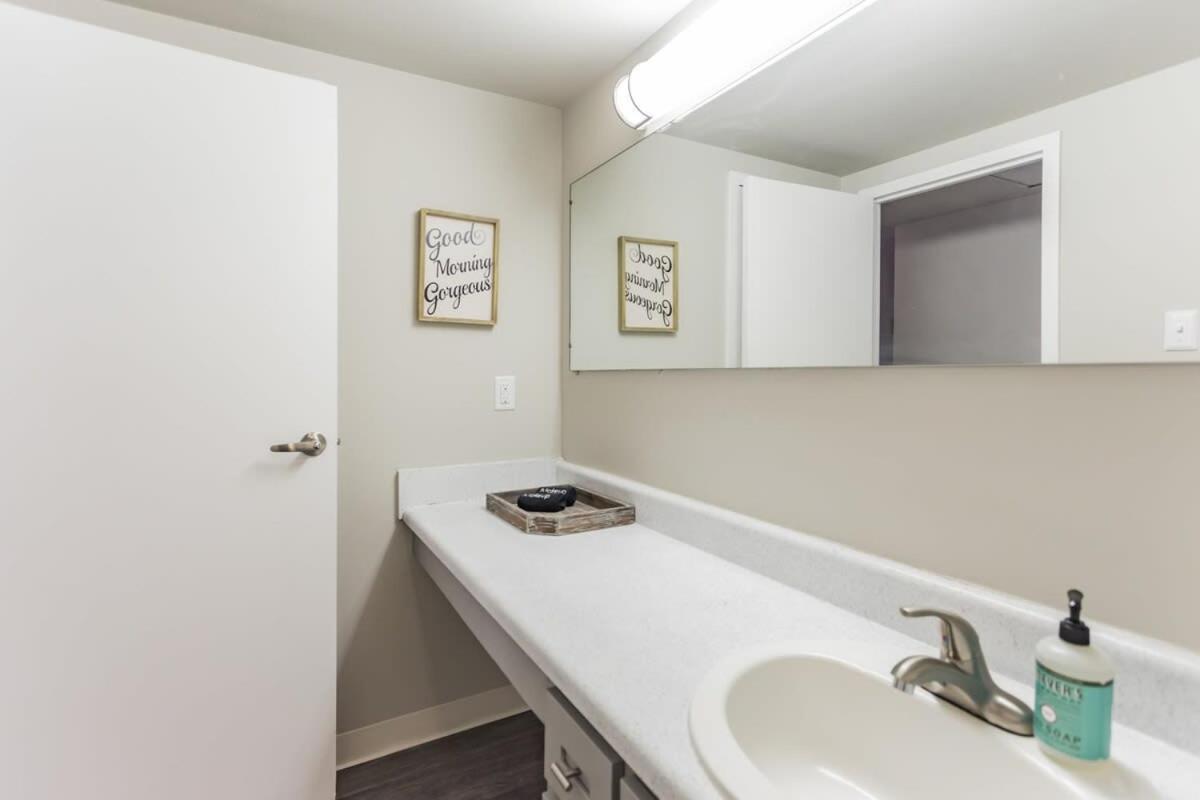 Cozy Memphis Apartment In Downtown High-Rise Exterior photo